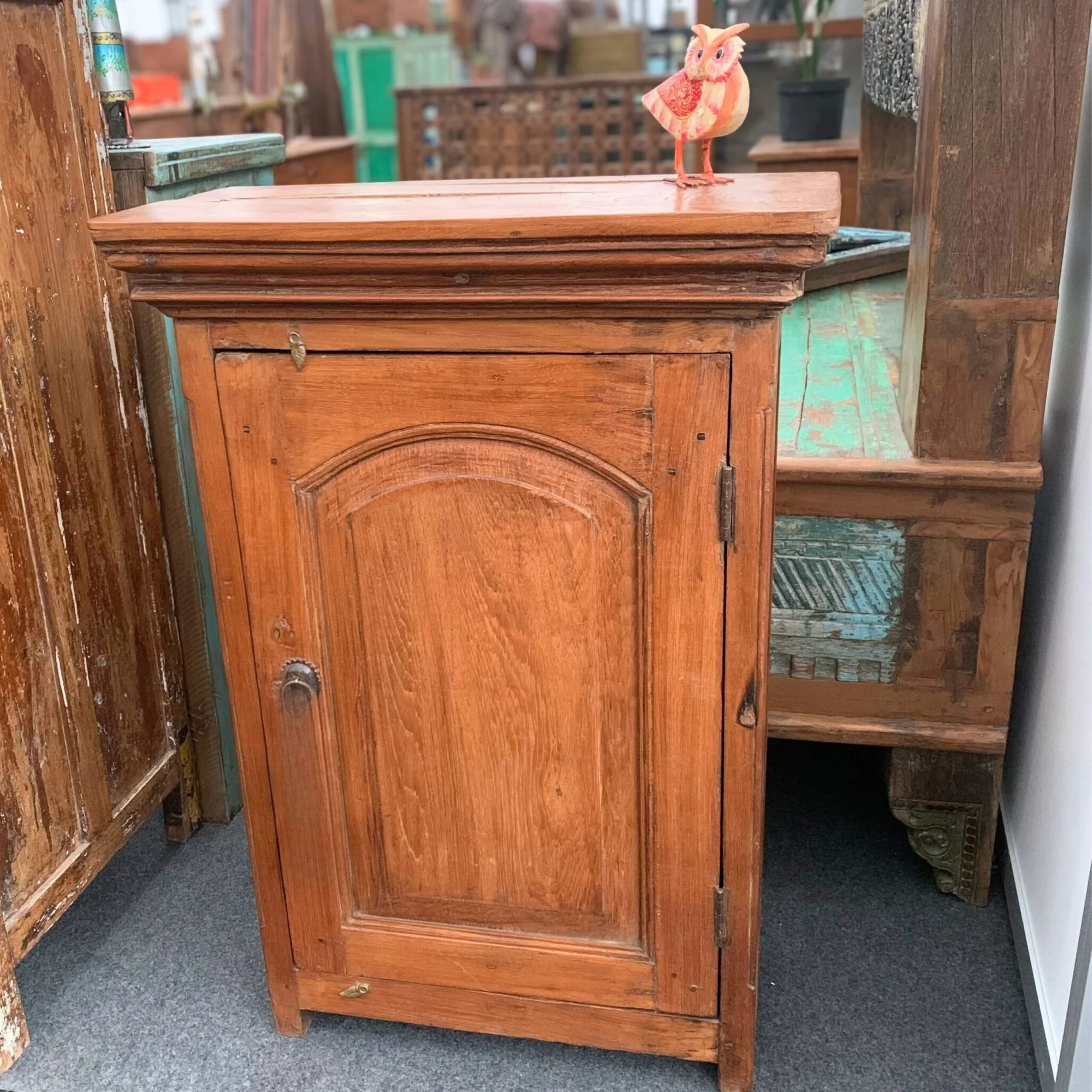 Elegantes Side-Kästchen aus Teakholz