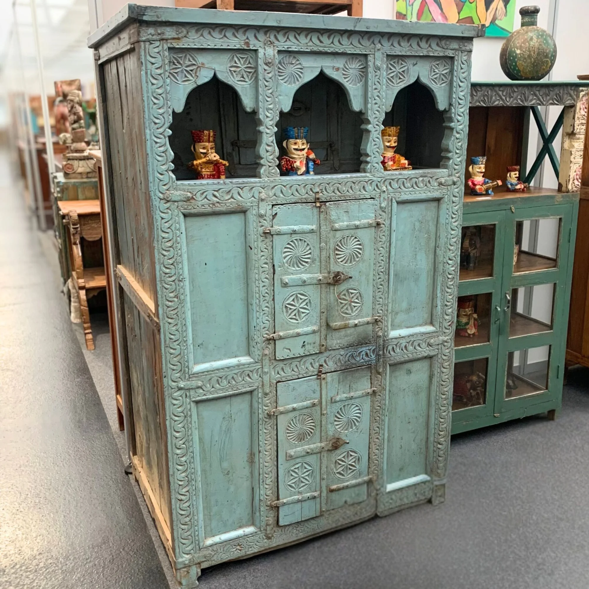 Türkisfarbener Schrank mit Schnitzornamenten