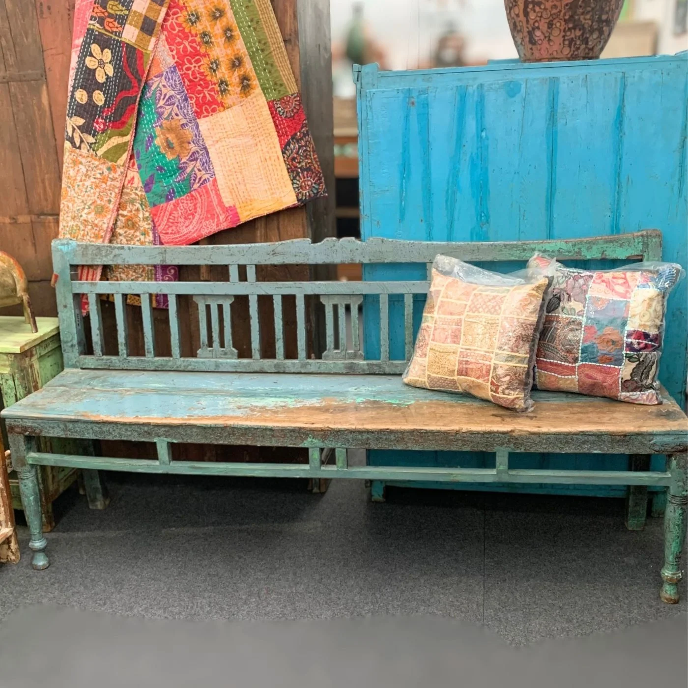 Holzbank mit Patina