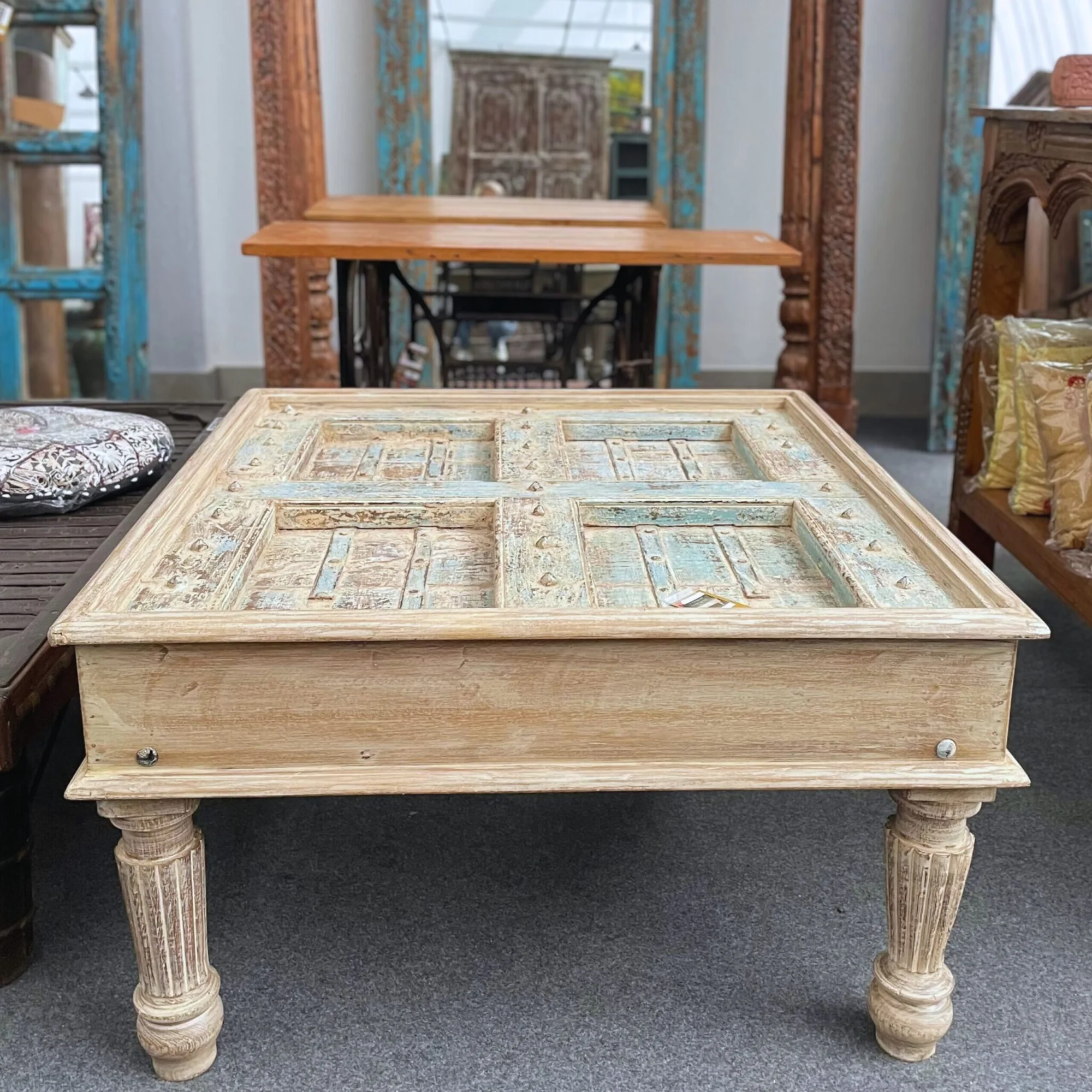 Massivholz Couchtisch mit geschnitzten Details