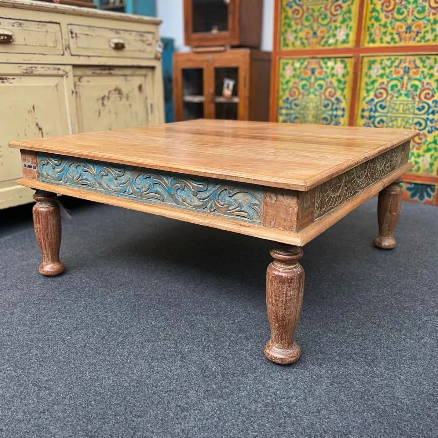 Quadratischer Couchtisch