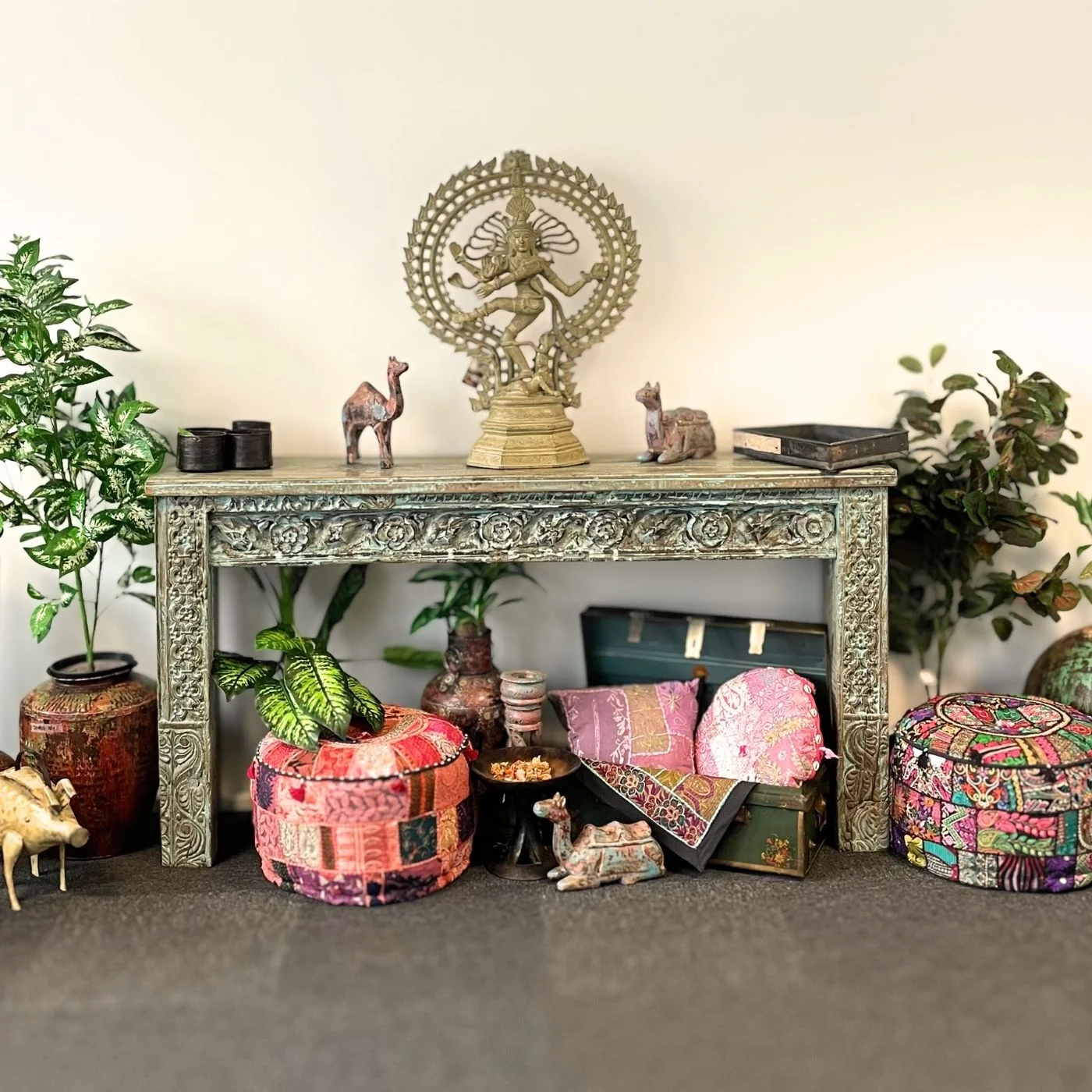 Konsolentisch mit feiner Ornamentik