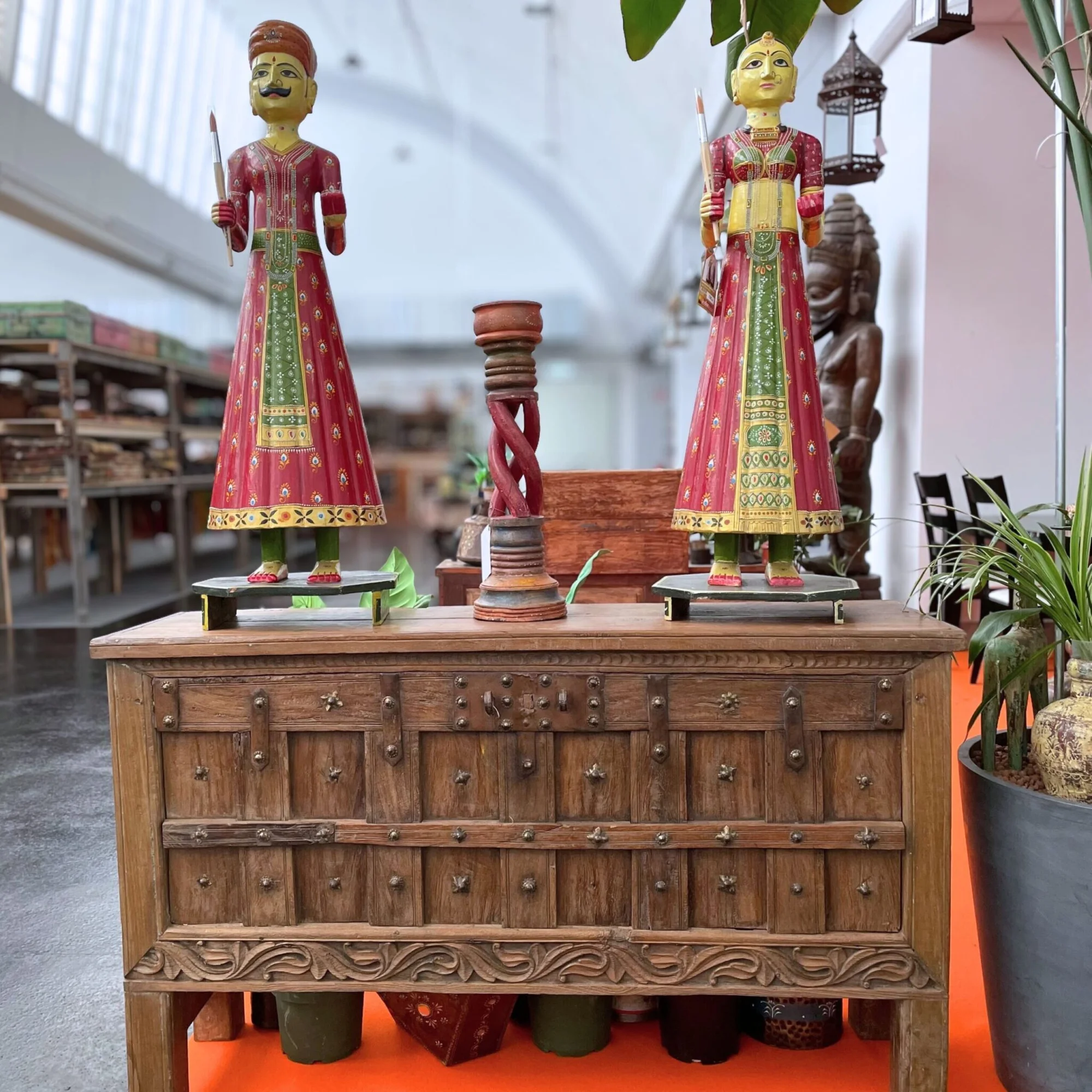 Sideboard mit geschnitztem Dekor und rustikalem Charme