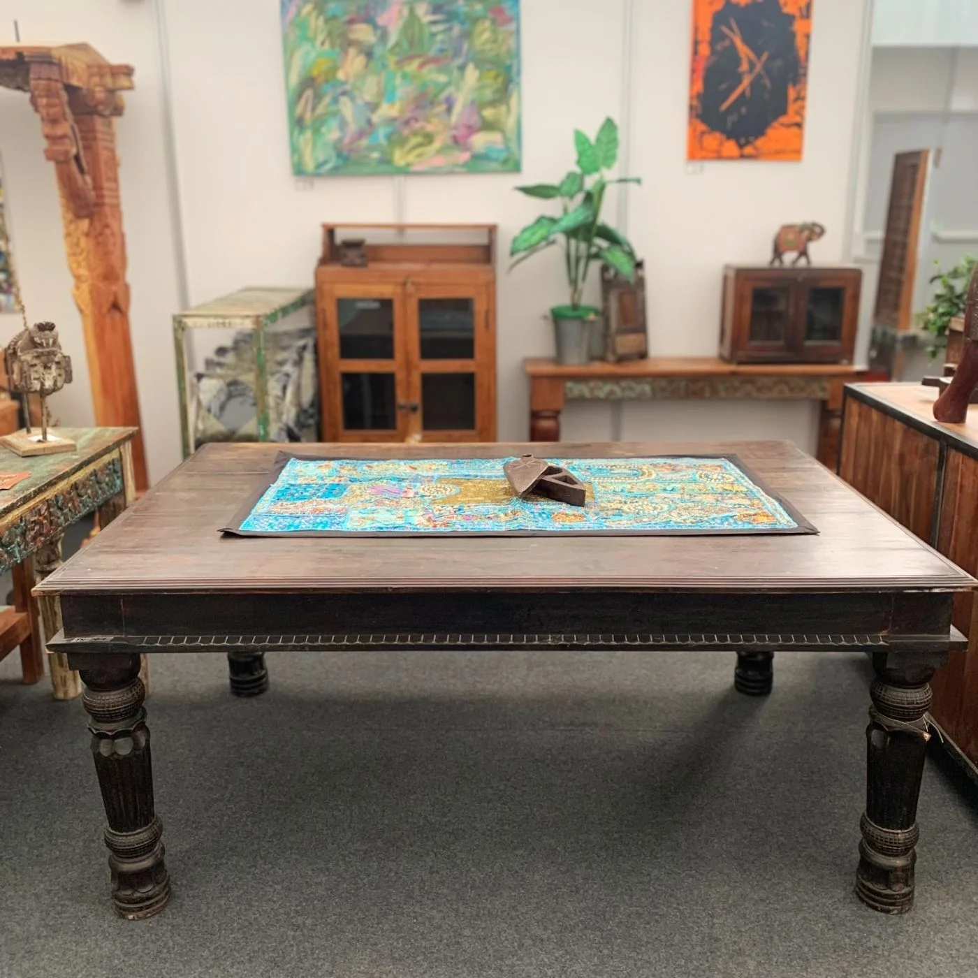 Großer Esstisch mit geschnitzten Beinen