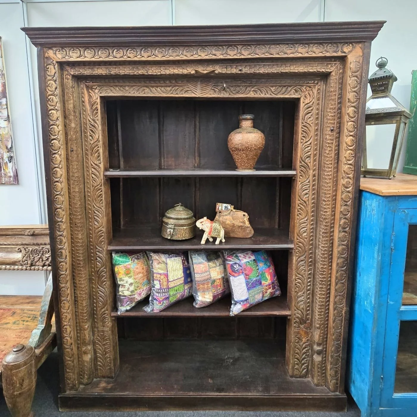 Massivholz-Regal mit Ornamentrahmen