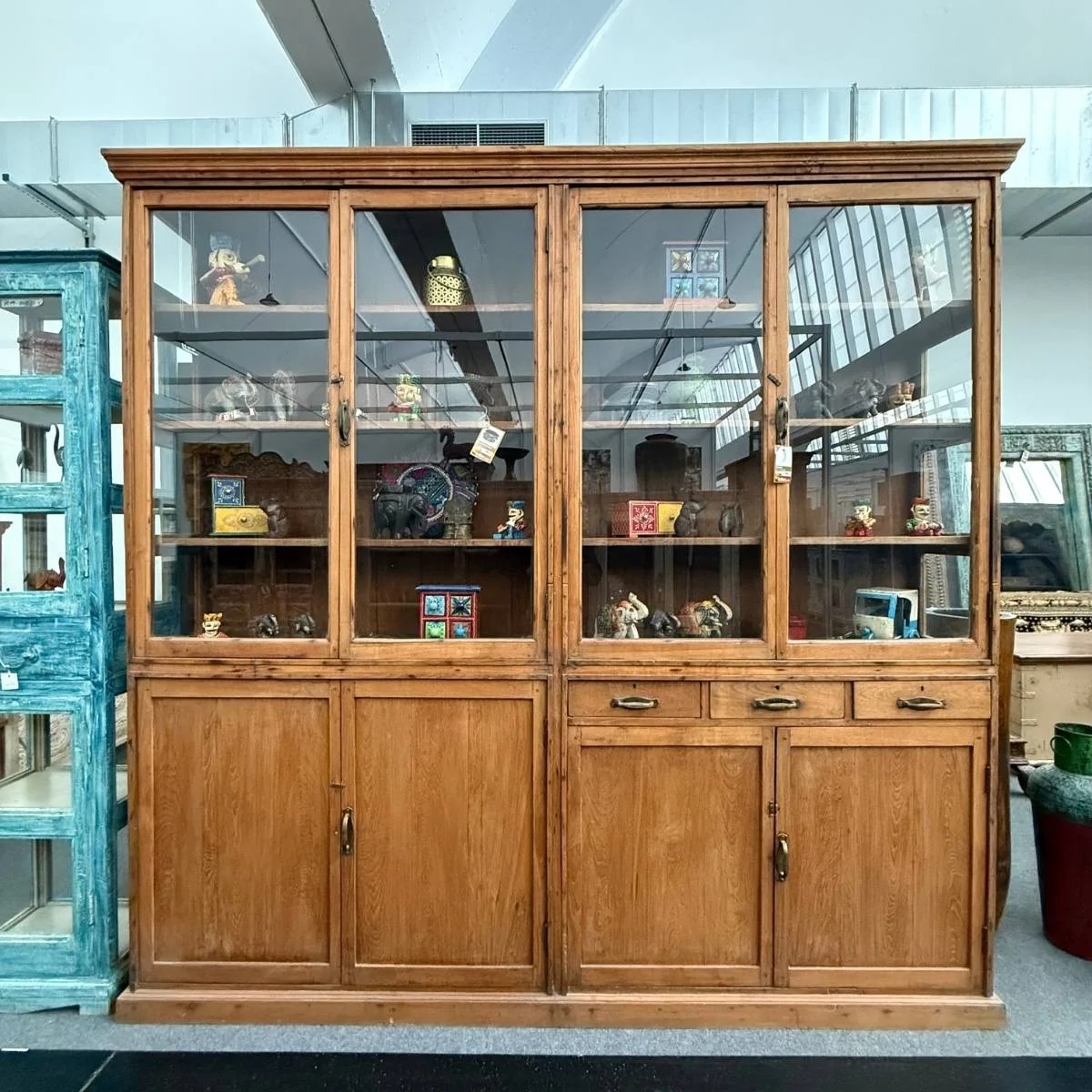 Vitrine mit Glasfront und Fächern