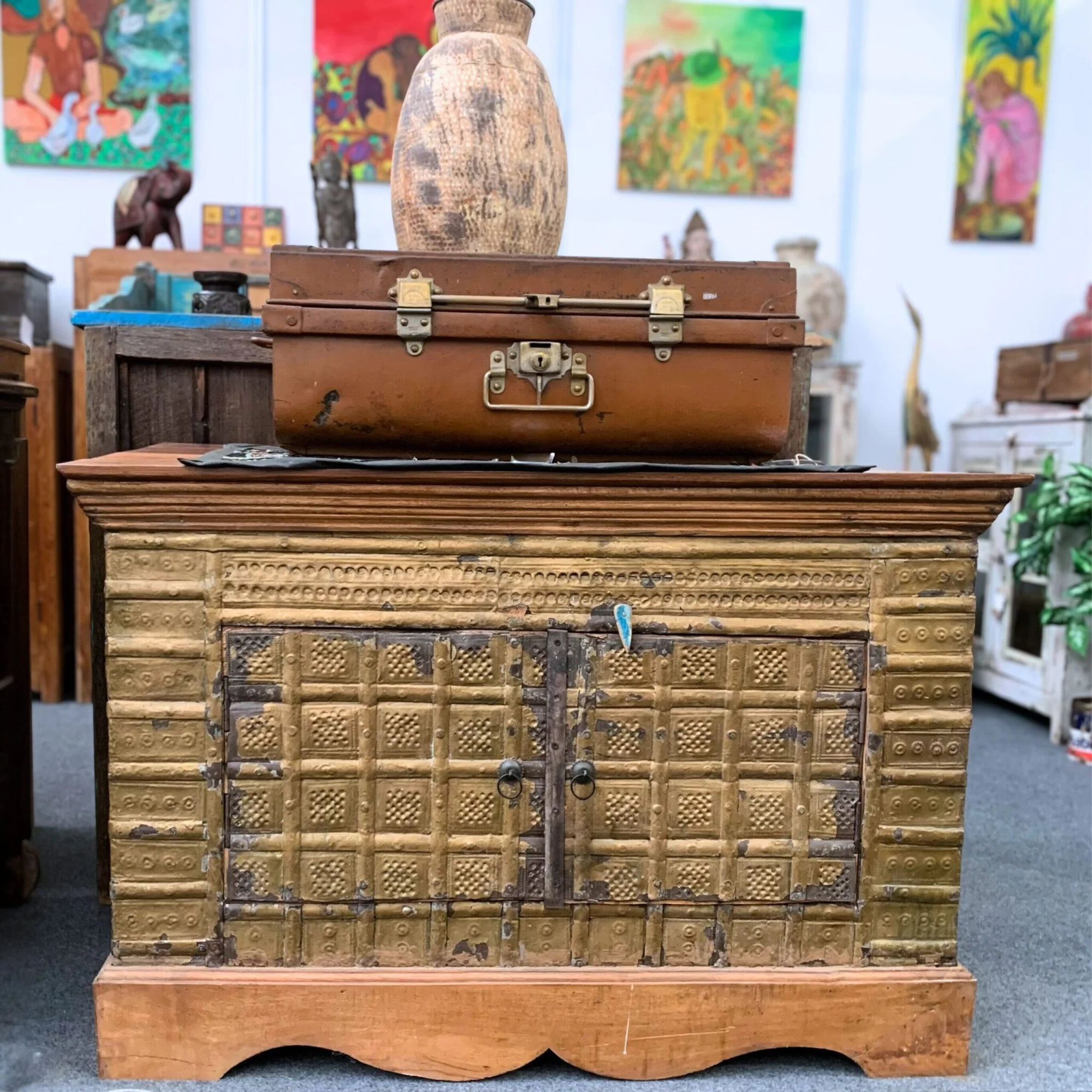 Massive Kommode mit Messingverzierung