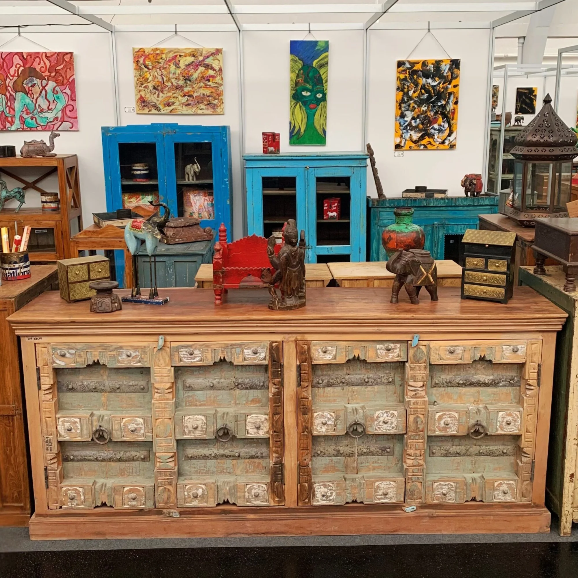 Kommode mit einzigartigen Türen