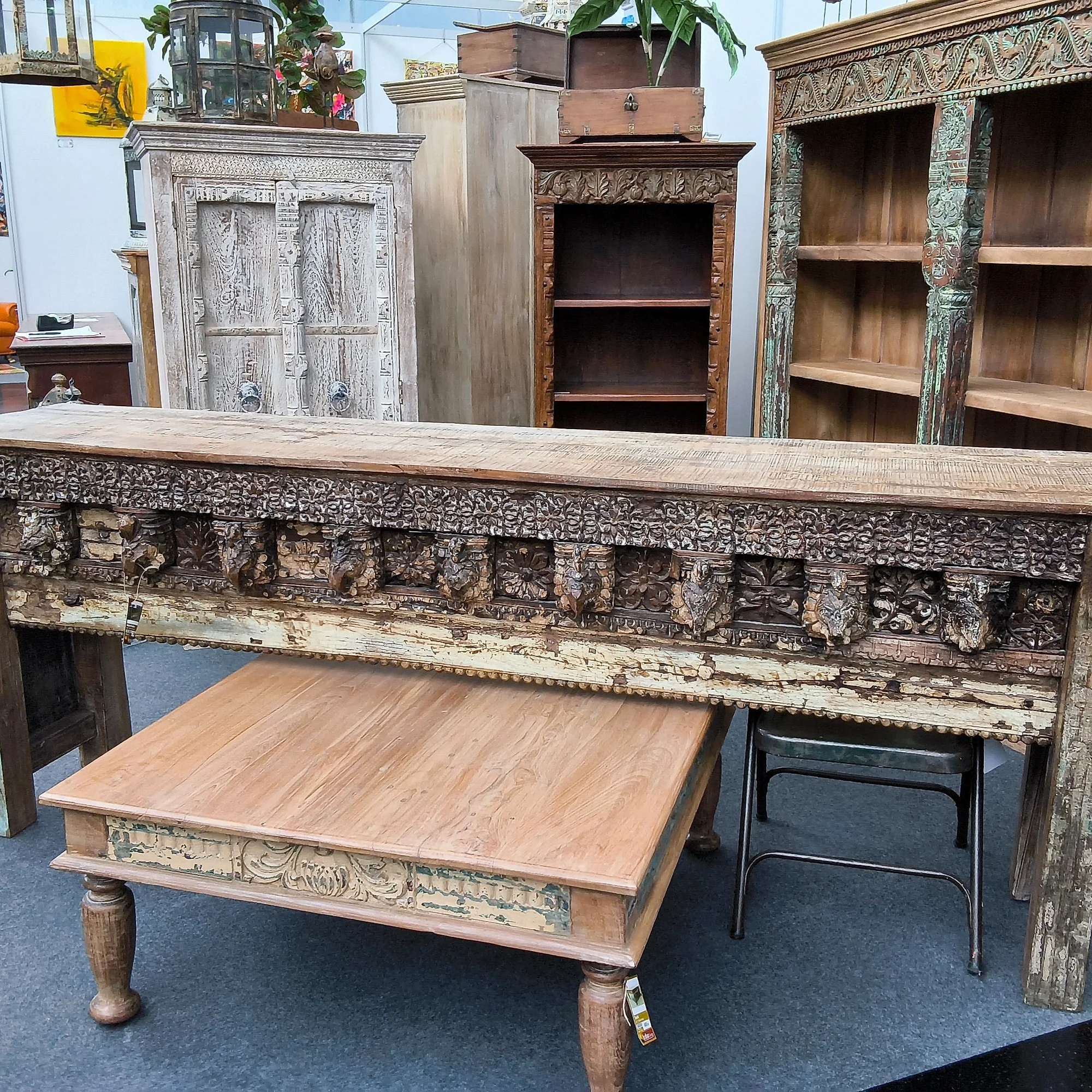 Massives Sideboard mit geschnitzten Details