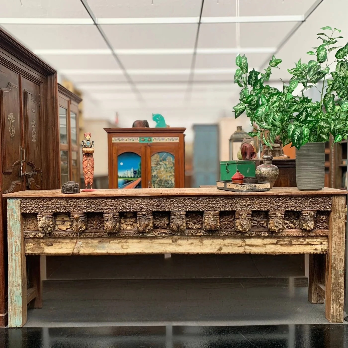 Massives Sideboard mit geschnitzten Details