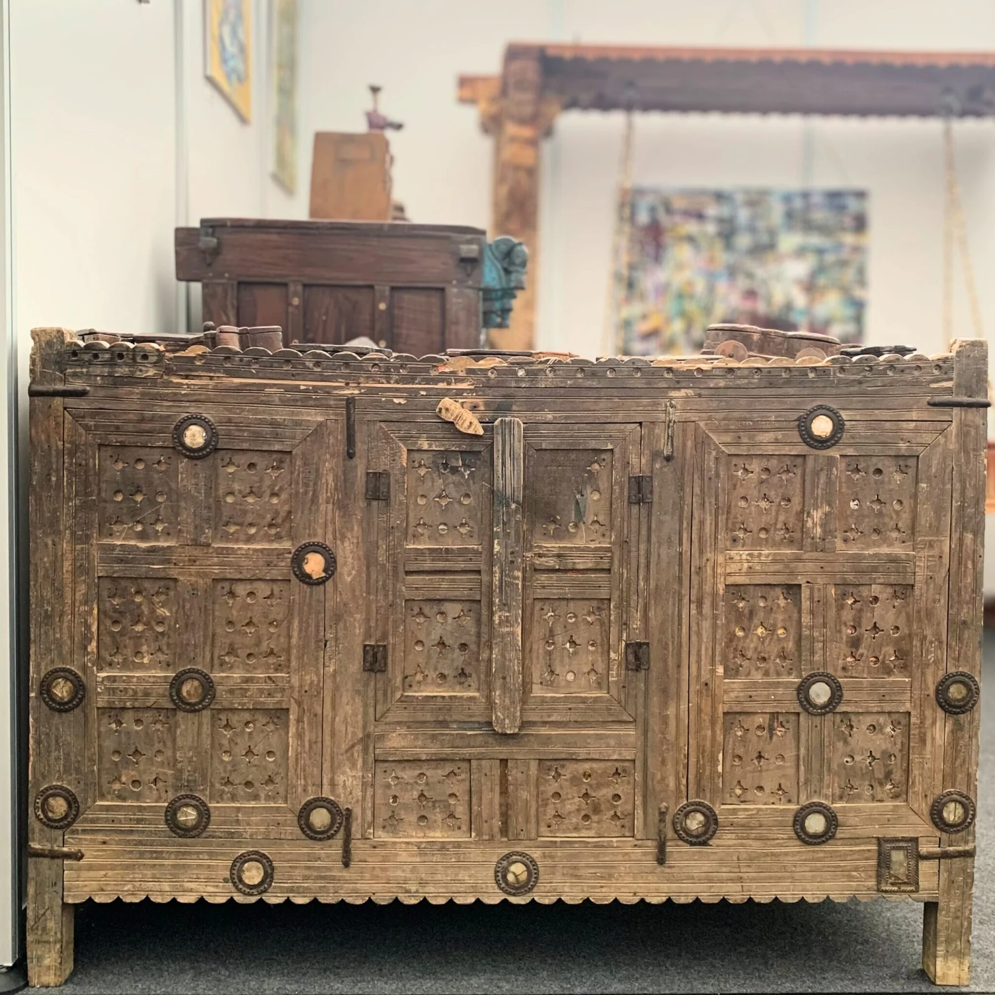 Damchiya Kommode mit Patina und Geschichte