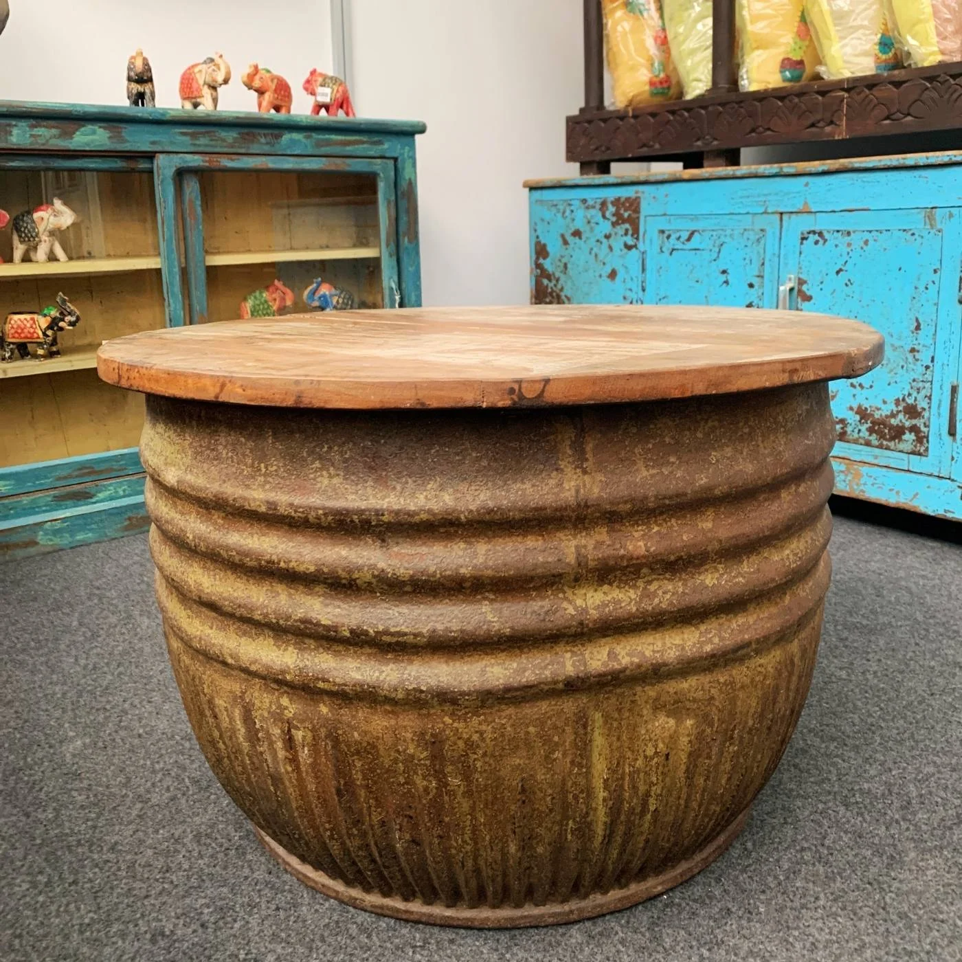 Runder Couchtisch aus Metall und Holz