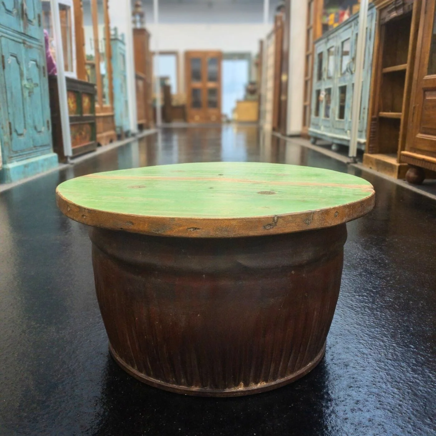 Kleiner Beistelltisch mit Holzplatte und Metallfuß