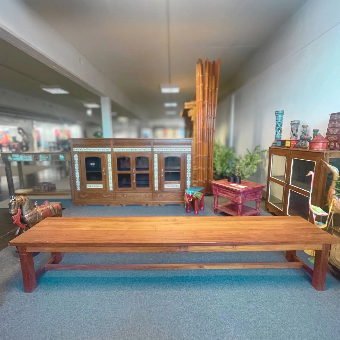 Schlichte Holzbank im natürlichen Stil