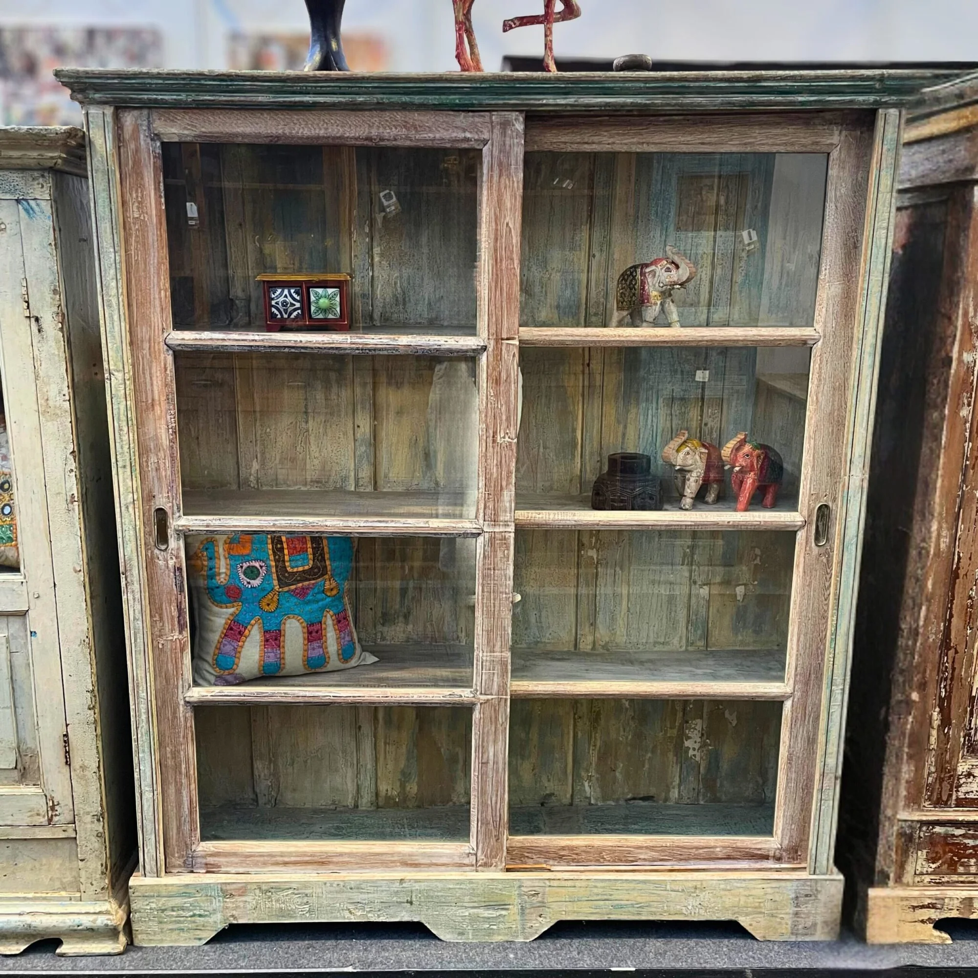 Vitrine mit Schiebetüren und Glasfront