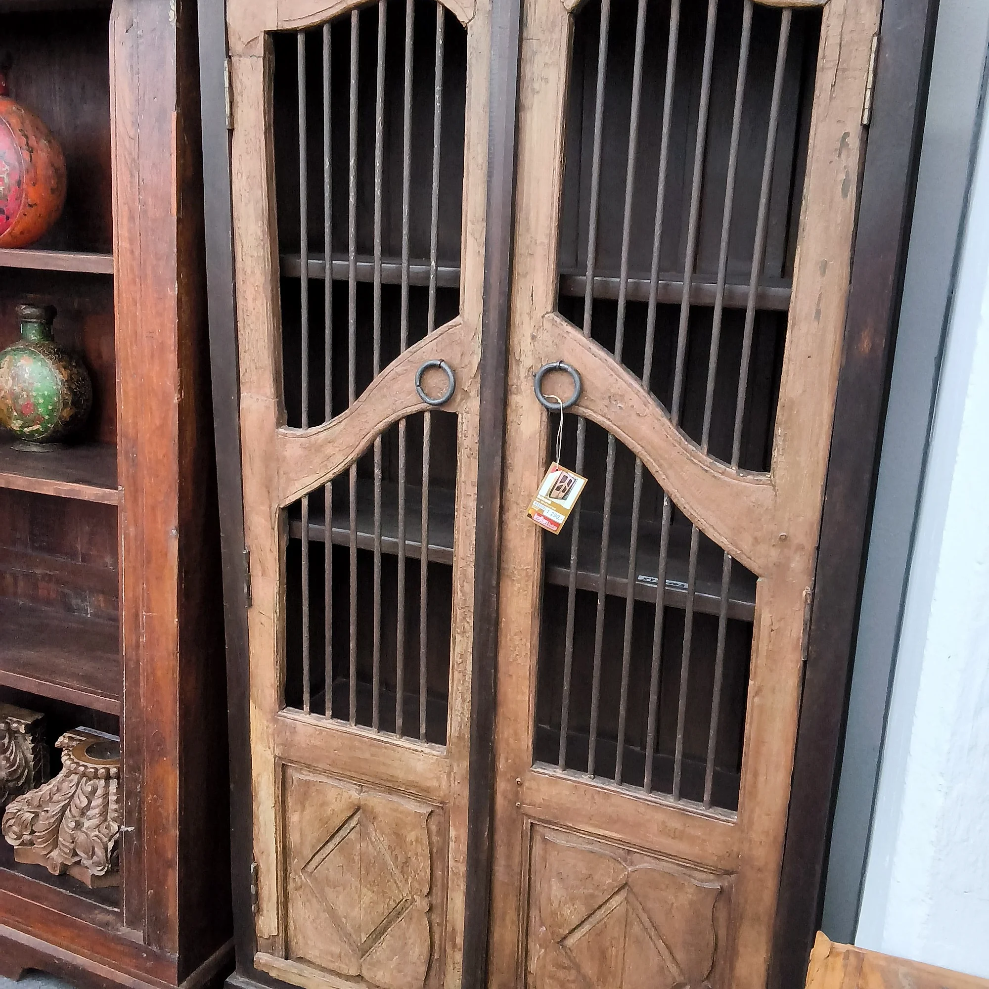 Massivholzschrank mit Gittertüren
