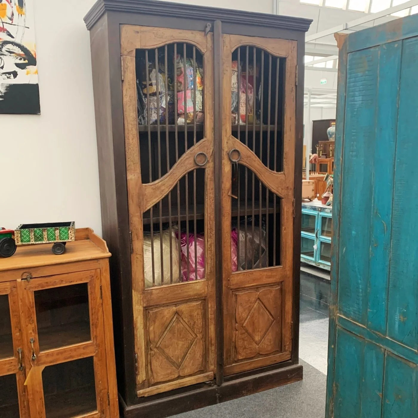 Massivholzschrank mit Gittertüren