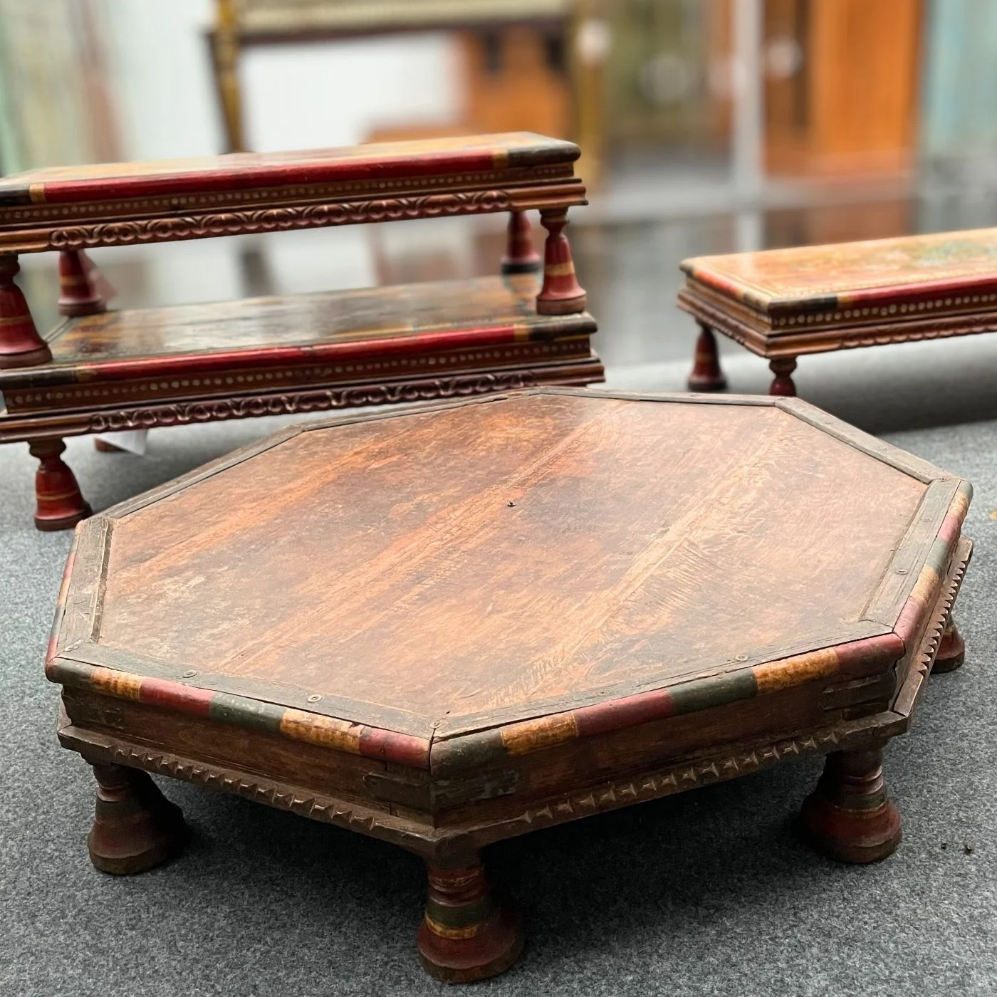 Bodentisch aus Holz mit achteckiger Form