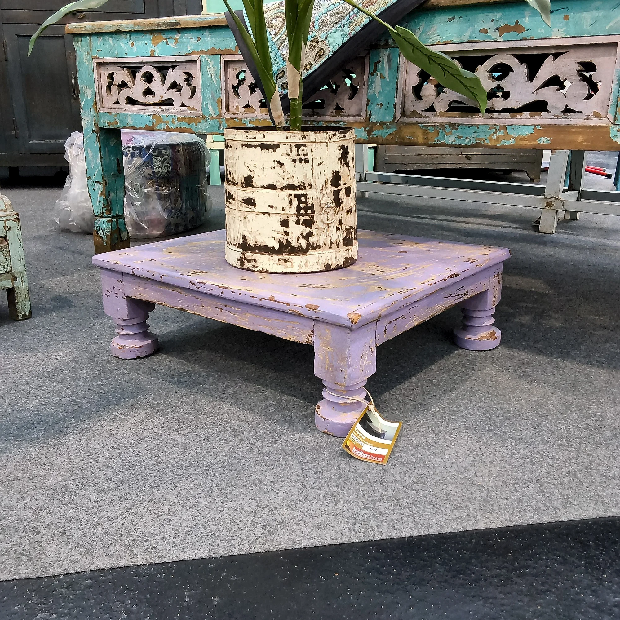 Kleiner Bodentisch aus Holz mit Patina