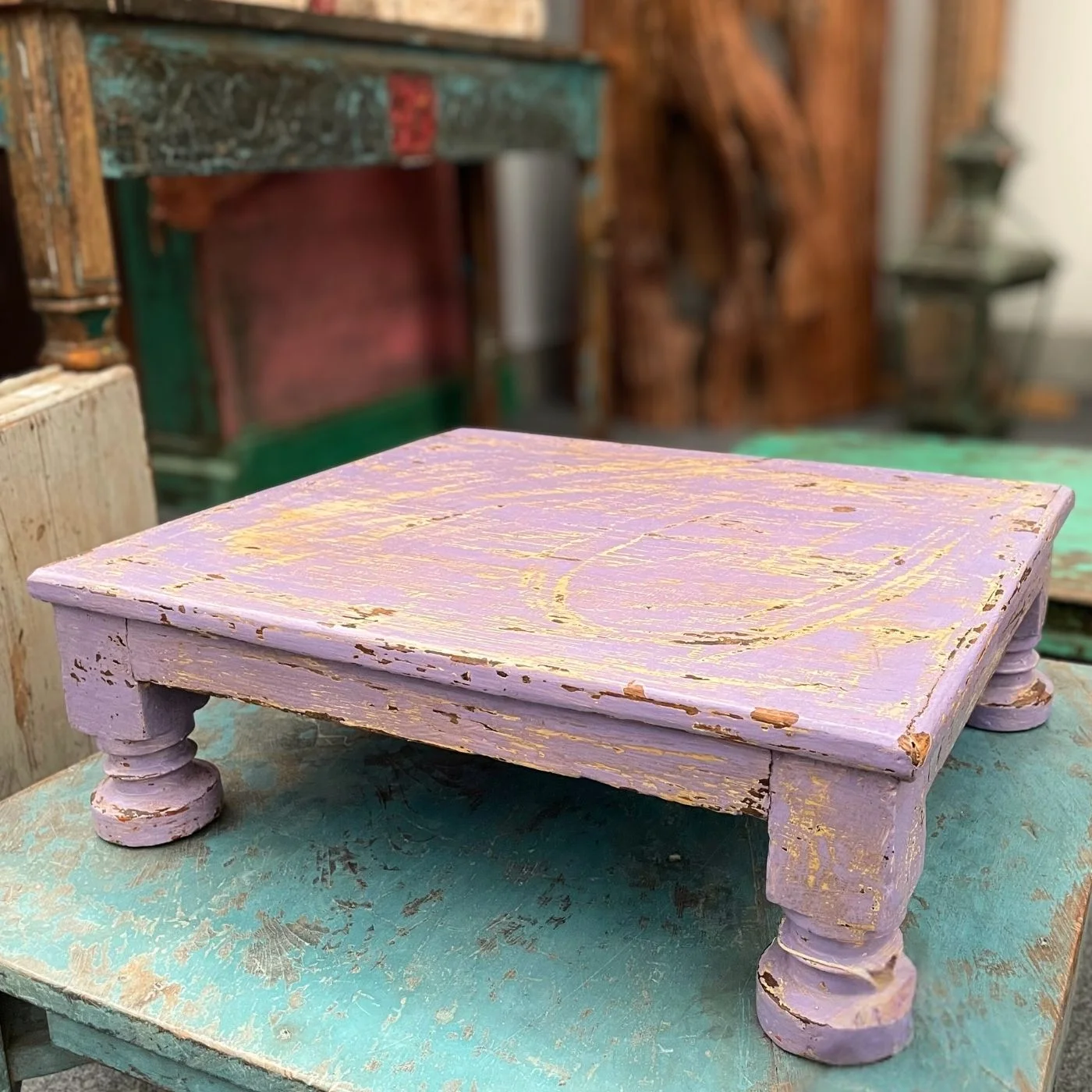 Kleiner Bodentisch aus Holz mit Patina