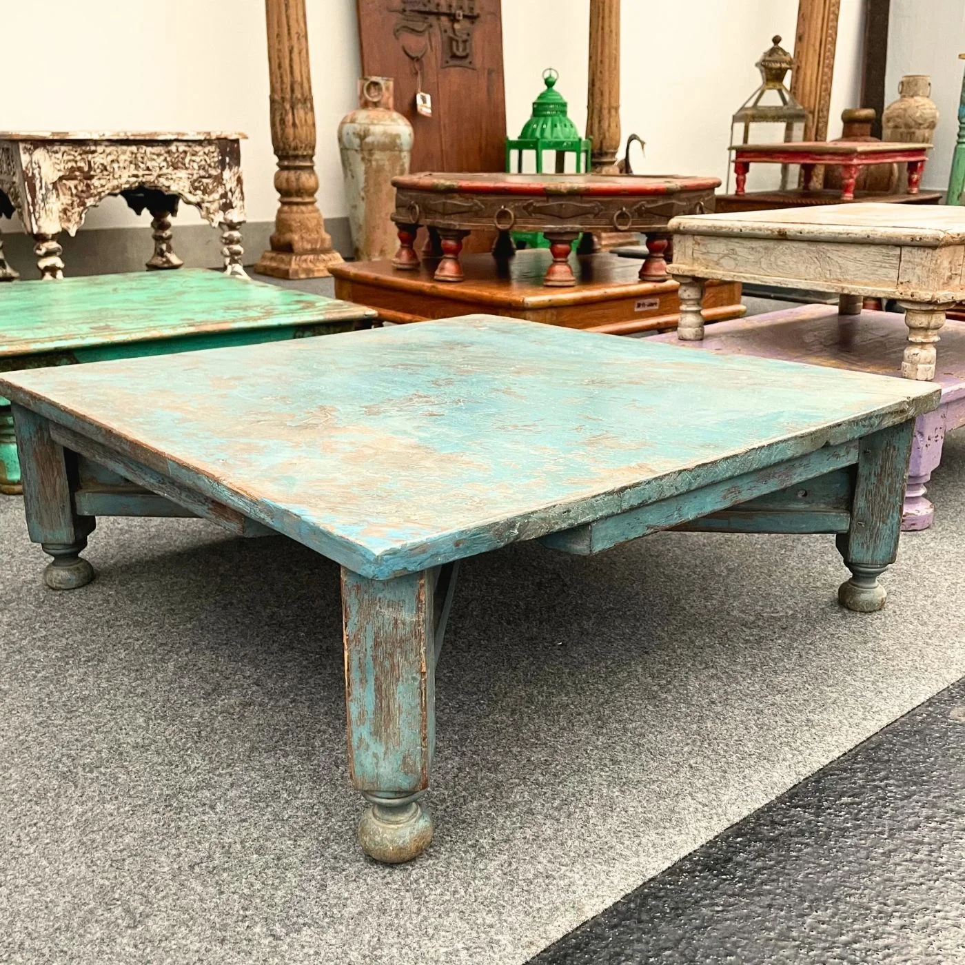 Bodentisch aus Holz mit Kreuzverstrebung