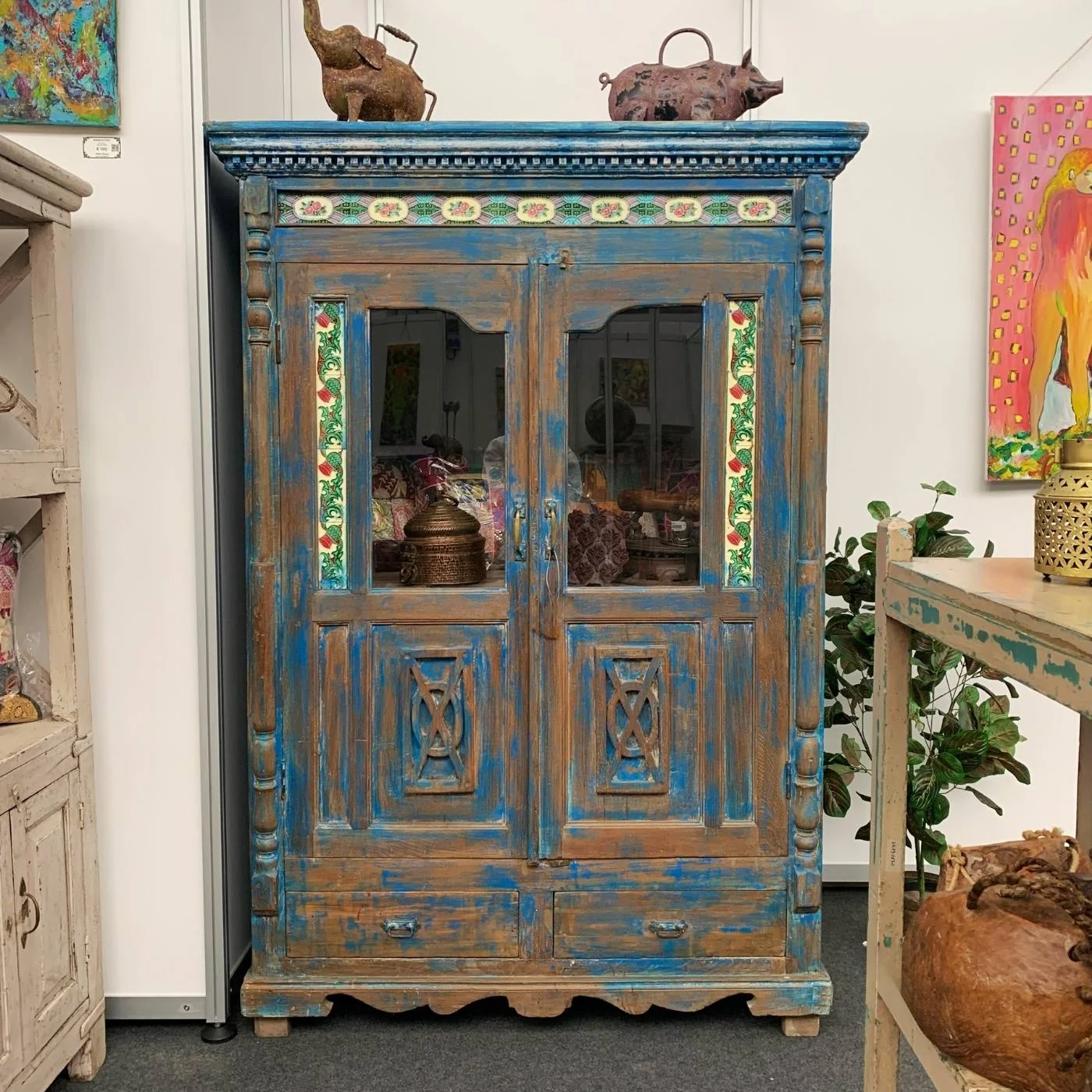 Vitrine mit Keramikfliesen und Schubladen