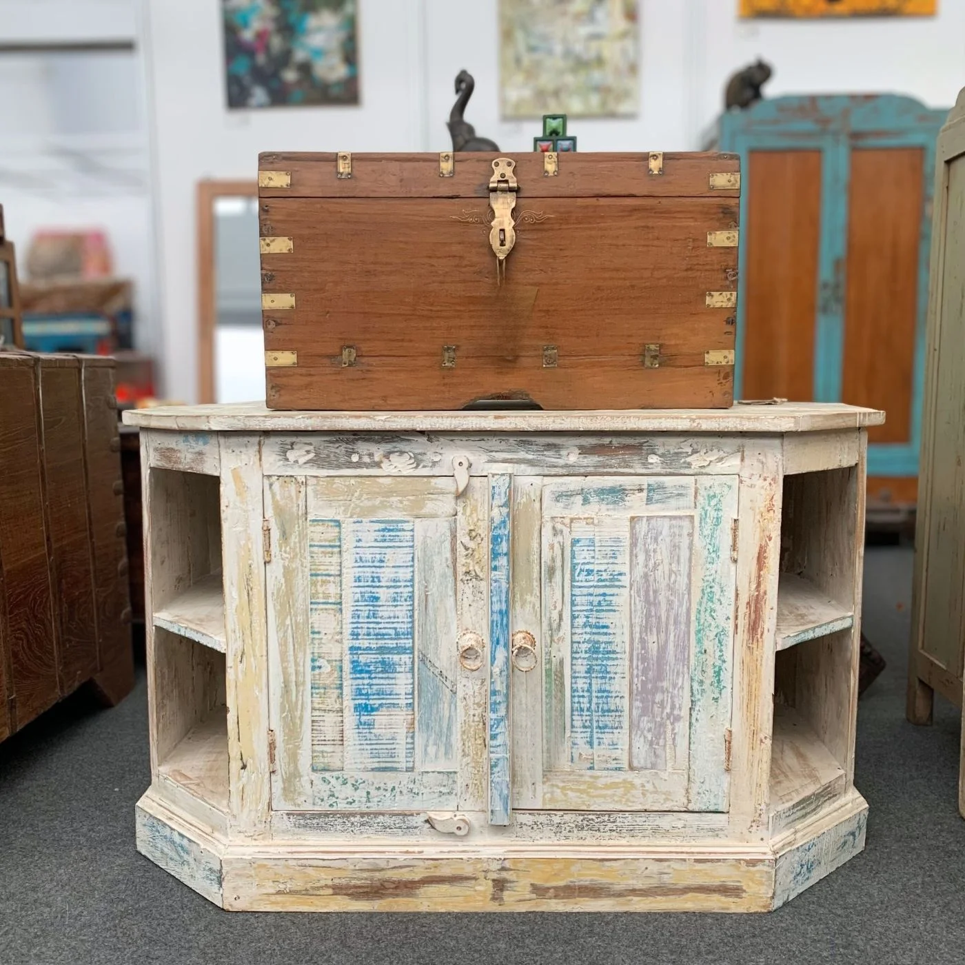 Kommode mit pastellfarbener Patina