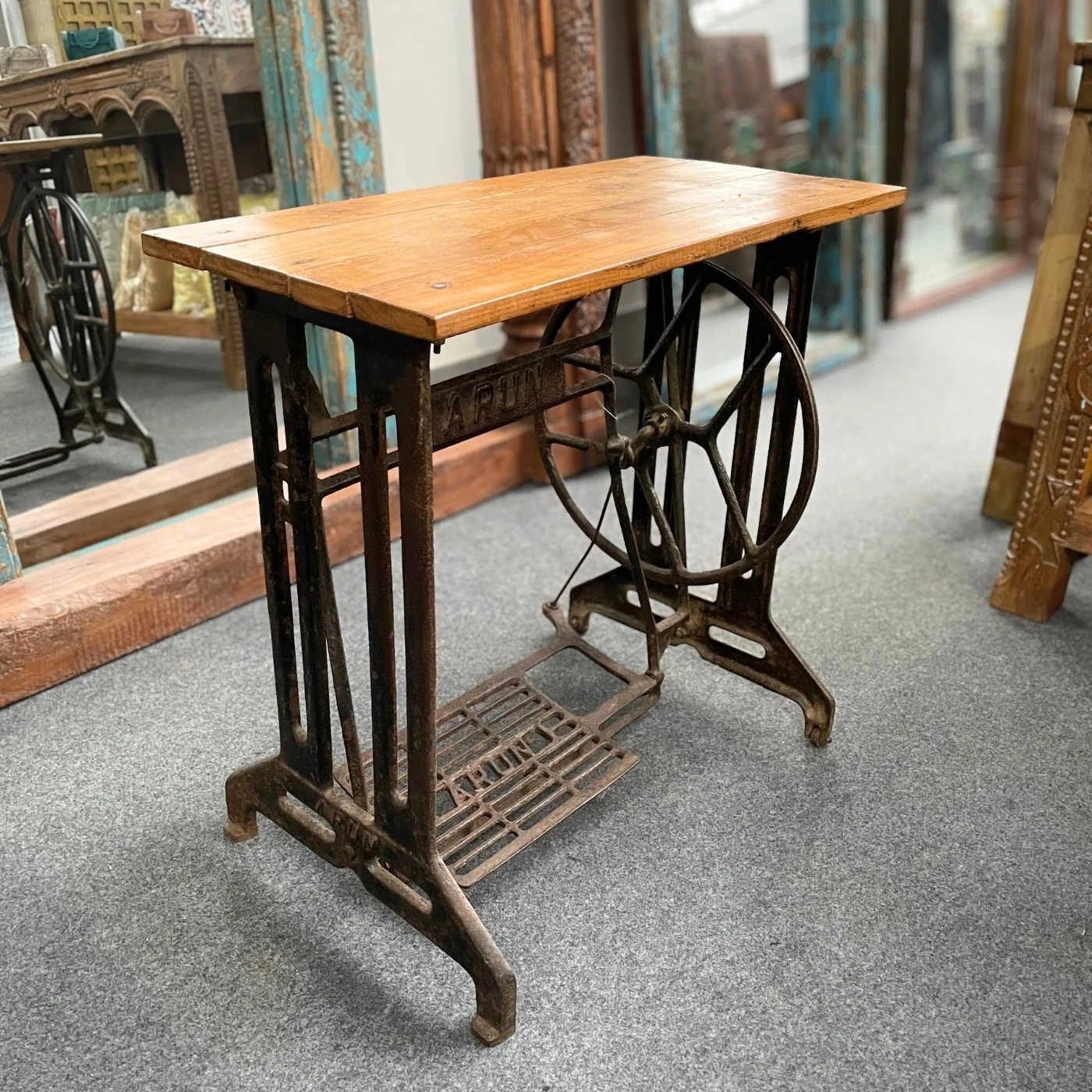 Arun Indische Nähmaschinentisch