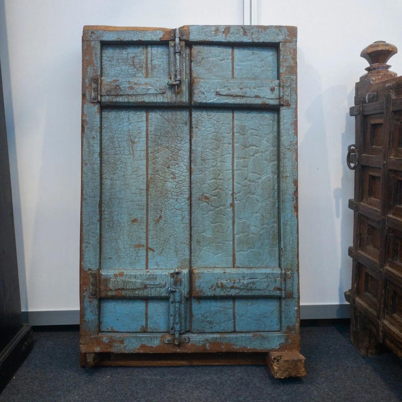 Dekoratives Fenster-Element mit Patina