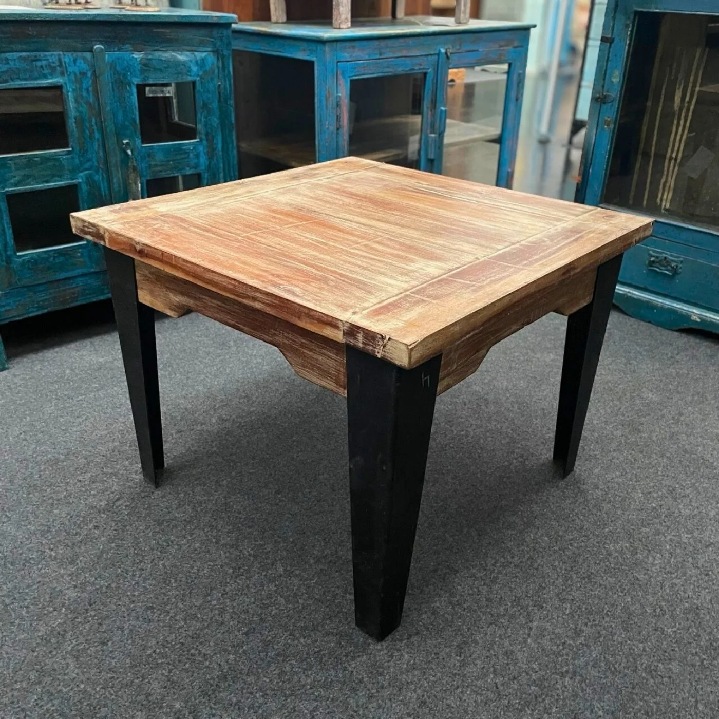 Beistelltisch mit Metallgestell