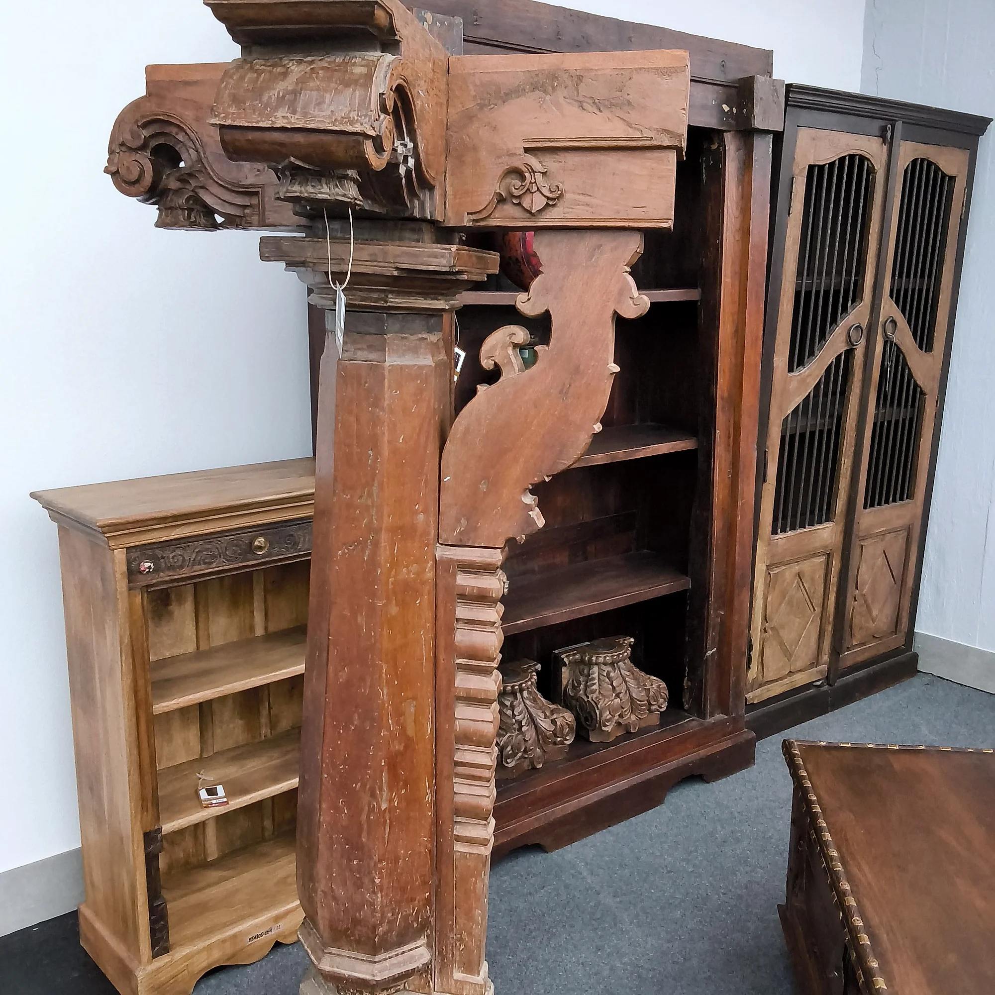 Geschnitzte Holzsäule