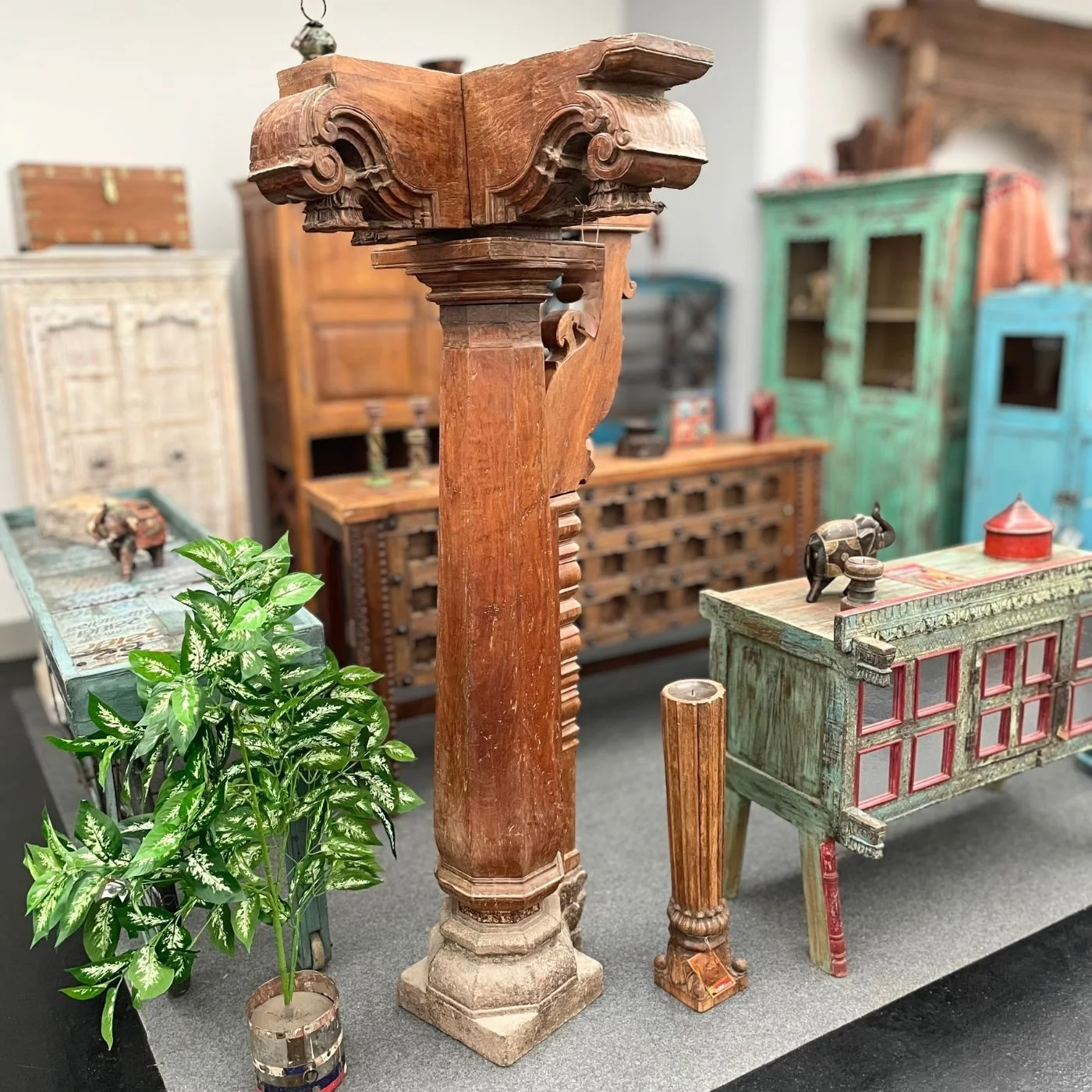 Geschnitzte Holzsäule